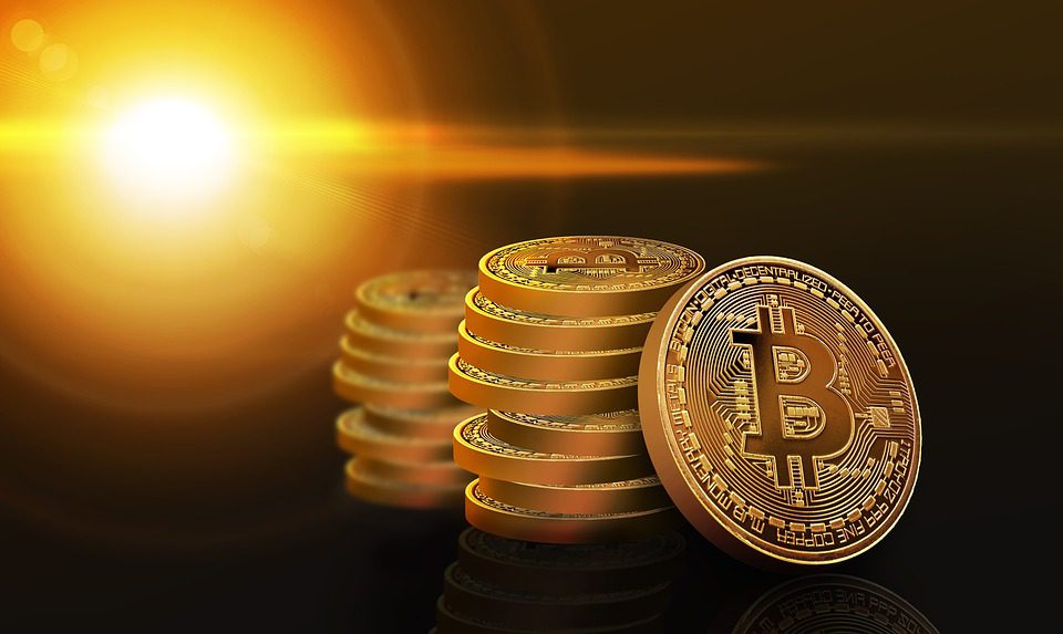 Bitcoin kolikoita auringonvalon alla